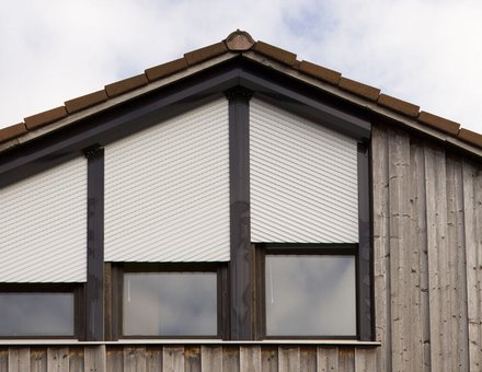 WOUNDWO Schrägrollladen Holzhaus